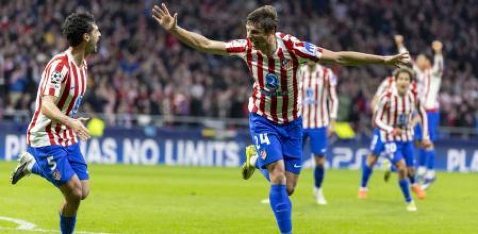 Jugadores del Atlético de Madrid festejan luego de asegurar su pase a las semifinales de la Champions League en el choque en que superaron al Barcelona.