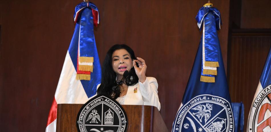 Yeni Berenice Reynoso durante su exposición en el foro auspiciado por Listín Diario y la UASD.