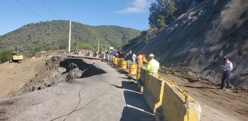 
        Decenas de vehículos varados tras socavón en carretera de San José Ocoa
    