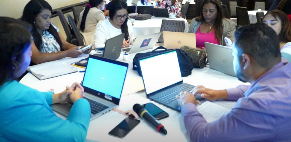 
        Evaluación docente seguirá este lunes con más de 115 mil convocados
    