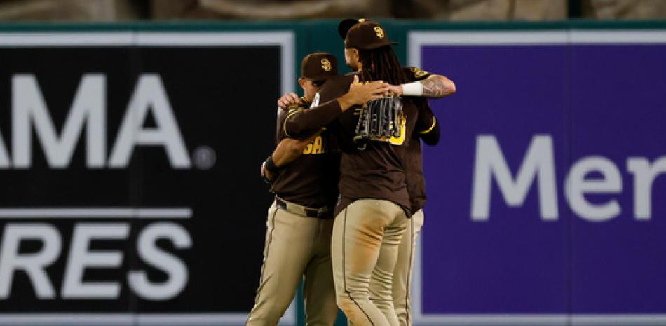Los jardineros de los Padres, Ramon Laureano, Fernando Tatis Jr. y  Jackson Merrill se felictan luego del triunfo de los Padres 4-1 sobre Anaheim.