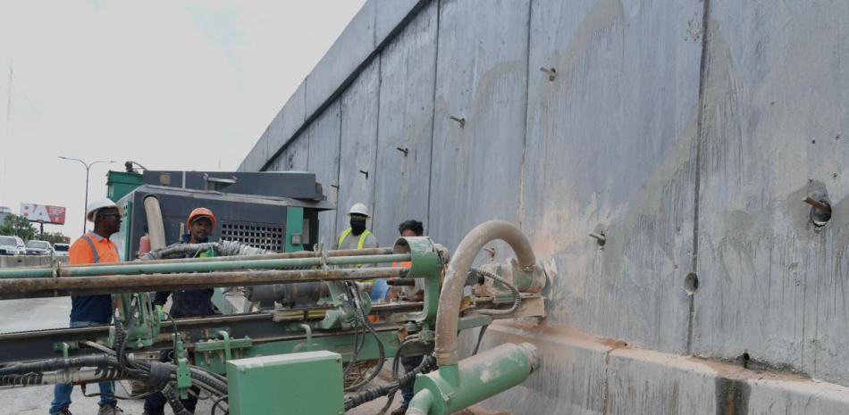 MOPC realiza mantenimiento en paso a desnivel de la Tiradentes con 27 de Febrero