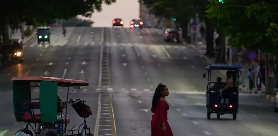 
        La crisis energética apaga las legendarias noches de La Habana
    