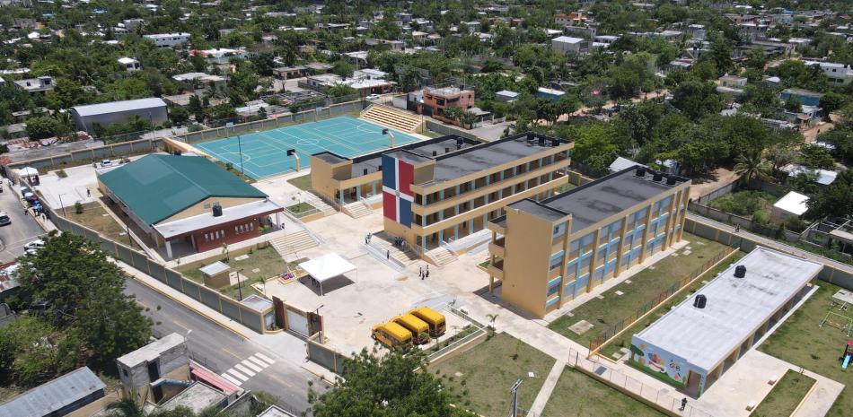 
        Gobierno inaugura escuela básica en La Ureña con capacidad para 840 estudiantes
    