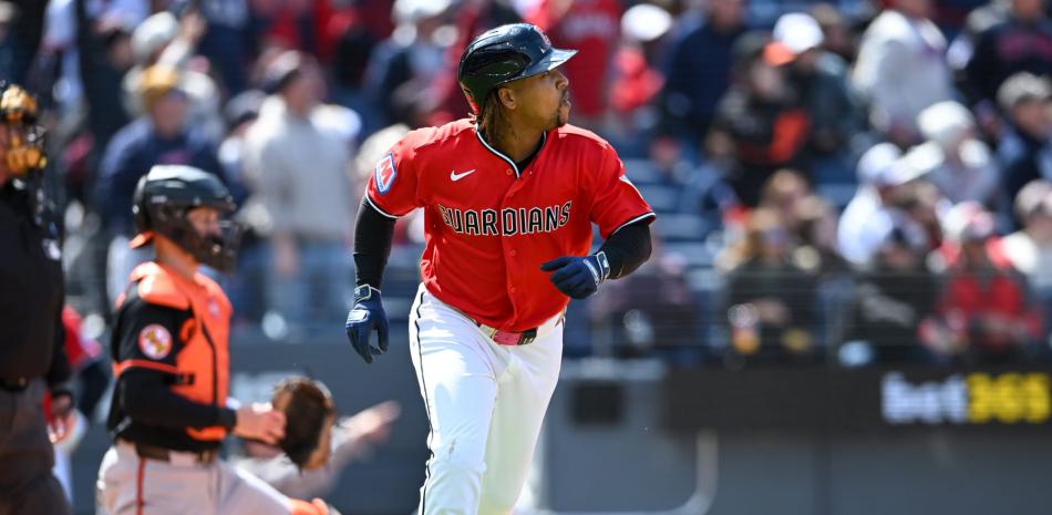 José Ramírez observa la distancia de la pelota tras disparar su sexto jonrón de la campaña.