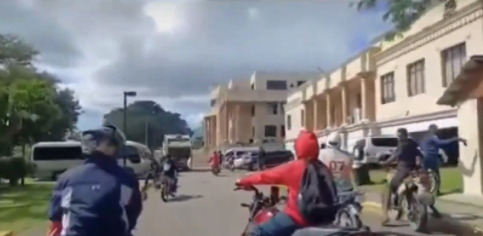 
        Reportero relata persecución de chofer en Santiago y dice en vez de críticas debería ser premiado
    