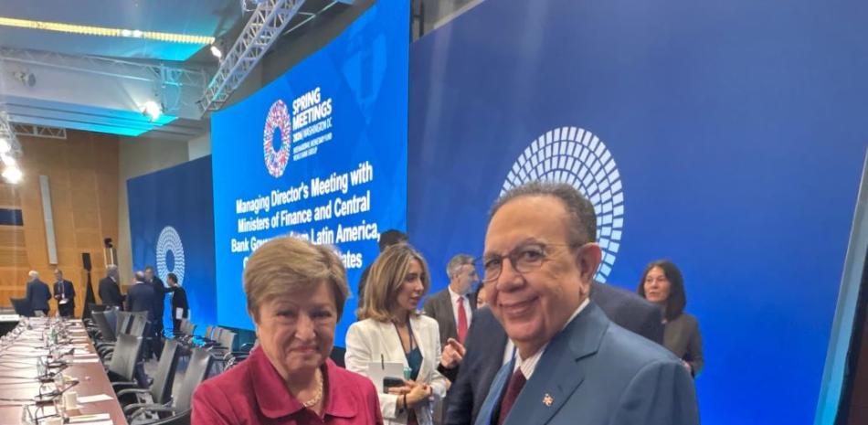 
        Economía crecerá un 3.7% según el FMI y BM
    