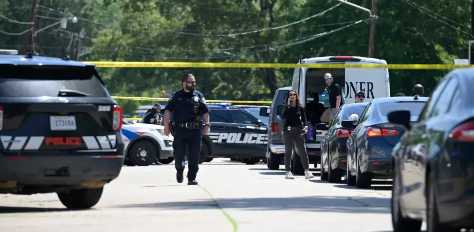 La policía cerca el lugar donde ocurrió el tiroteo masivo en Shreveport, Luisiana, el 19 de abril del 2026.