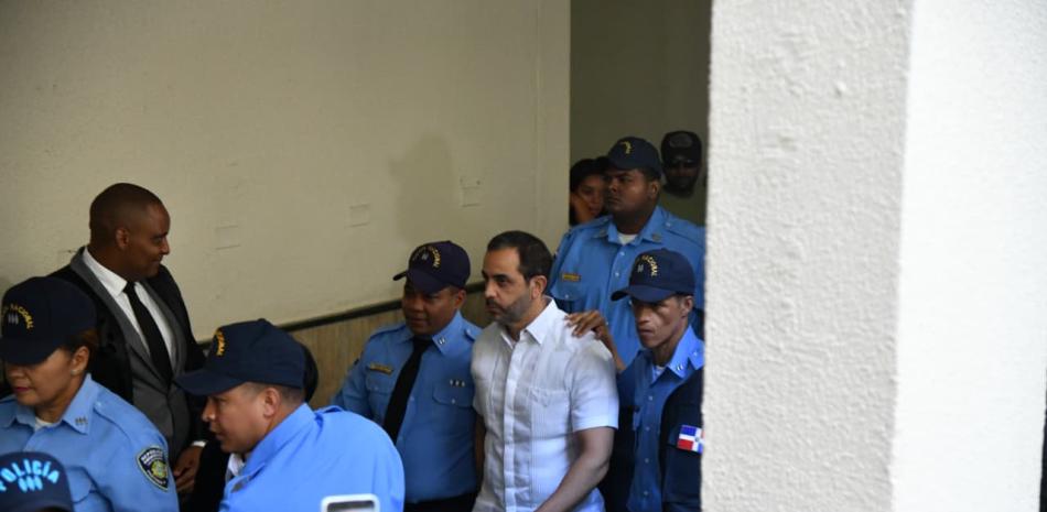 
        Bajo estrictas medidas de seguridad llegan los hermanos Espaillat a sala de audiencia
    