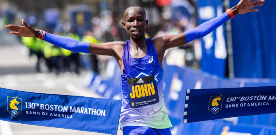 John Korir al momento de arribar a la meta luego de conquistar la versión de este año del Maratón de Boston.