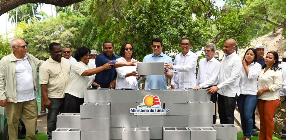 
        Collado deja iniciado remozamiento Las Marías de Neyba y otras obras en Barahona
    