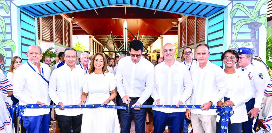 El ministro de Turismo, David Collado, junto a directivos de Asonahores deja iniciada la feria turística.