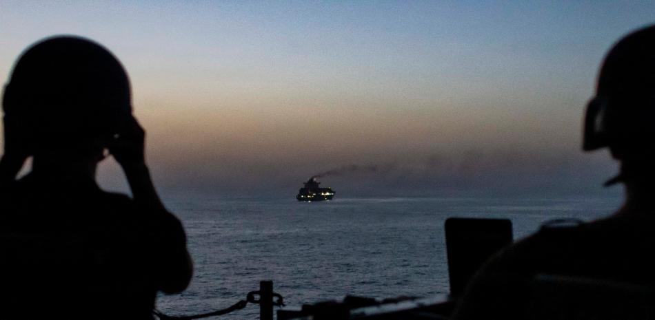 Esta fotografía muestra a fuerzas estadounidenses patrullando el Mar Arábigo cerca del Touska, un buque de carga con bandera iraní, el 20 de abril de 2026.