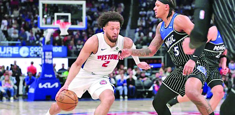 Cade Cunningham se expande por el centro de la cancha en busca de anotar dos puntos para los Detroit Pistons