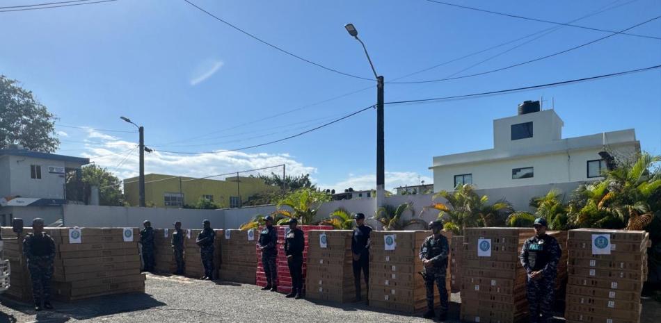 
        Televisores de contrabando incautados por Policía Nacional habrían llegado al país por Puerto Plata
    