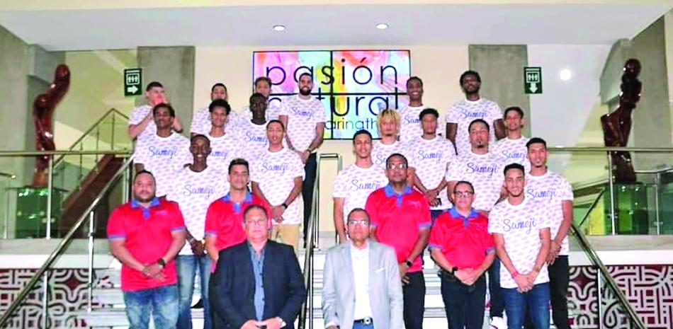 Pese a la falta de constancia alegada por la actual gerencia, los registros del club SAMEJI muestran a Jhovanny de Jesús Metz Cruz (Macho con el uniforme oficial (número 11, en la foto de izq.). durante la presentación de la escuadra que buscaba la décima corona. A la derecha, el imputado, con uniforme y un balón en mano.