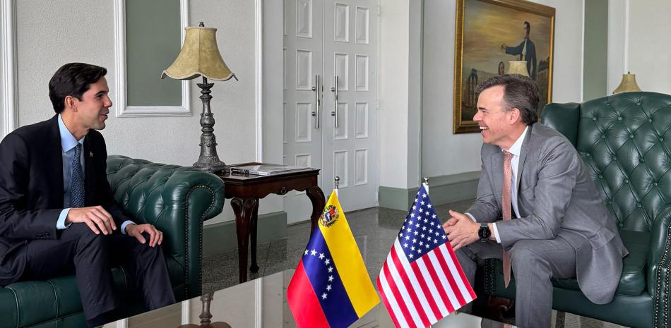 Oliver Blanco (izquierda), John Barretta, reunidos tras la llegada del segundo a Caracas, ayer.