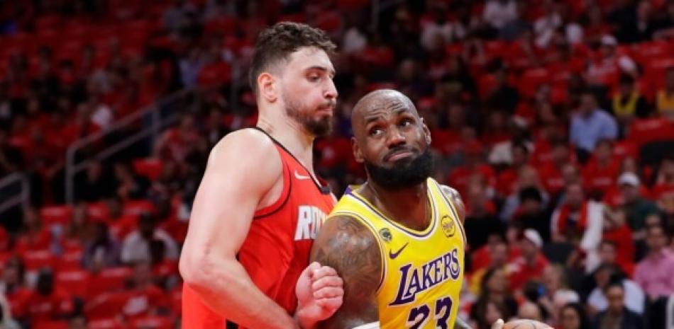 LeBron James busca anotar dos puntos ante la férrea defensa de Alperen Sengun en el choque en que los Lakers le ganaron a los Rockets.