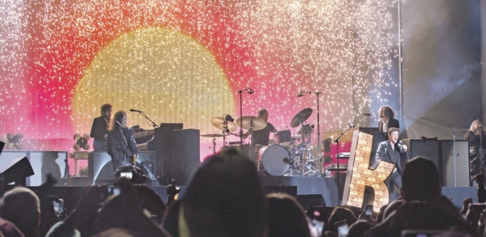 Brandon Flowers, vocalista y fundador de la banda presentó un espectáculo con una experiencia inmersiva que sumergió al público en el universo interno de "The Killers"