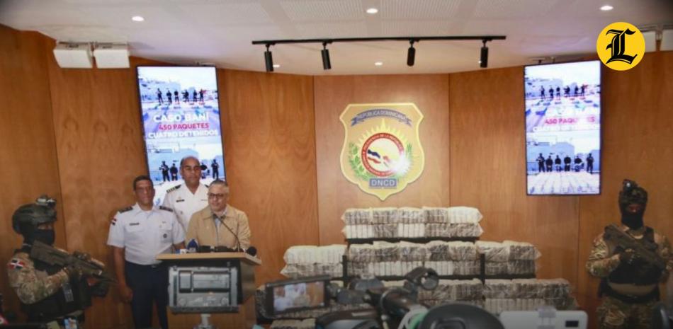 Los detenidos fueron identificados como leibys López Alfonso, Darvin José Espín Fernández, Kervin Montaño Rodríguez y Rangris Manuel Rodríguez,<br /><br />https://listindiario.com/la-republica/20260425/ocupan-450-paquetes-cocaina-costas-bani-apresan-cuatro-venezolanos_903208.html