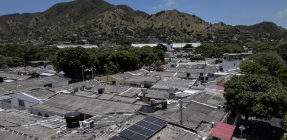 Vista aérea de los paneles solares que suministran energía a la tienda de abarrotes de Hernán Sarmiento en Santa Marta, departamento de Magdalena Colombia. AFP