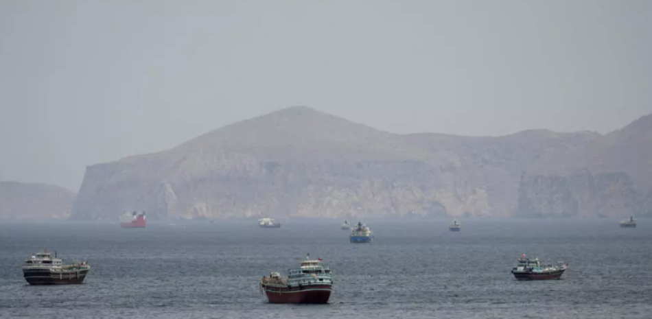 Embarcaciones en el estrecho de Ormuz el 22 de abril de 2026