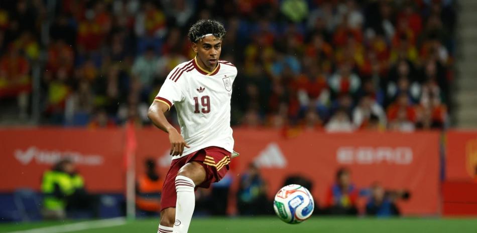 El delantero español Lamine Yamal domina el balón durante un partido amistoso contra Egipto, el 31 de marzo de 2026, en Barcelona.