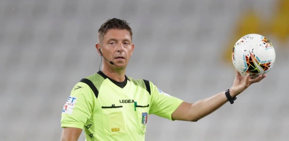 El árbitro Gianluca Rocchi sostiene el balón durante un partido de fútbol de la Serie A entre Juventus y Roma, en el estadio Allianz de Turín, Italia.
