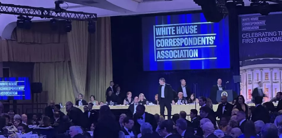 Agentes del Servicio Secreto de Estados Unidos responden cerca del presidente Donald Trump durante la cena de corresponsales de la Casa Blanca, el sábado 25 de abril de 2026, en Washington.