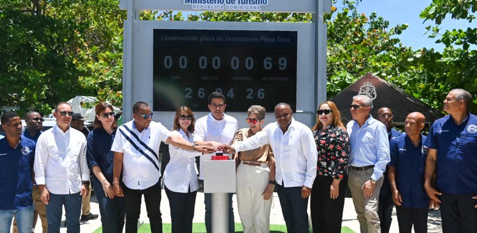 
        Turismo construirá en playa de Maimón una plaza de vendedores
    