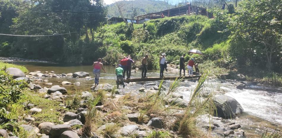 Estudiantes y residentes de Ocoa arriesgan sus vidas por falta de puente en río Mahoma