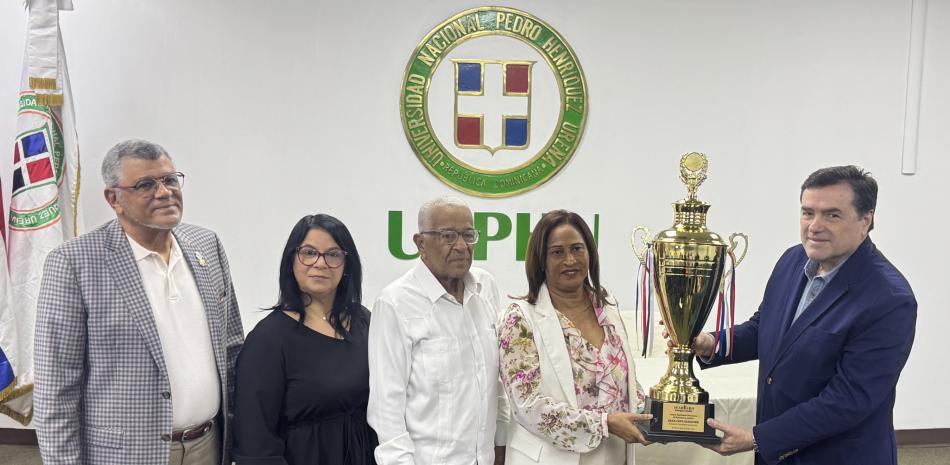 Patricia Matos, vicerrectora académica; Aquilina Figueroa Hernández, directora de Deportes; Rafael Villalona Calero, coordinador de la Comisión de Deportes de la FUDPHU; Armando Rodríguez, gerente  general de Seaboard, y el inmortal Rolando Miranda, a quien se le dedica el evento.