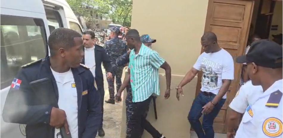 
        Condenan a 30 años de prisión a tres haitianos y un dominicano por asesinato a tiros de 4 personas en Dajabón
    