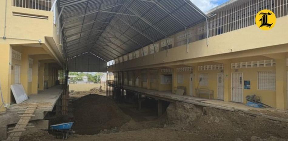 Brito atribuyó la paralización de la obra a la falta de pagos al contratista, quien, según dijo, abandonó los trabajos semanas antes de Semana Santa.<br /><br />https://listindiario.com/la-republica/educacion/20260427/adp-advierte-800-estudiantes-quedarian-docencia-paralizacion-escuela-santiago-oeste_903464.html
