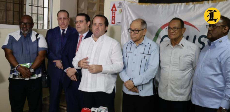 Luego de un encuentro con los representantes de las centrales sindicalistas, el ministro de Industria y Comercio, Eduardo (Yayo) Sanz Lovatón, recalcó que el "plan" ejecutado desde el Gobierno ha funcionado "completamente".<br /><br />https://listindiario.com/la-republica/gobierno/20260427/gobierno-asegura-alimentos-no-han-sufrido-alzas_903492.html