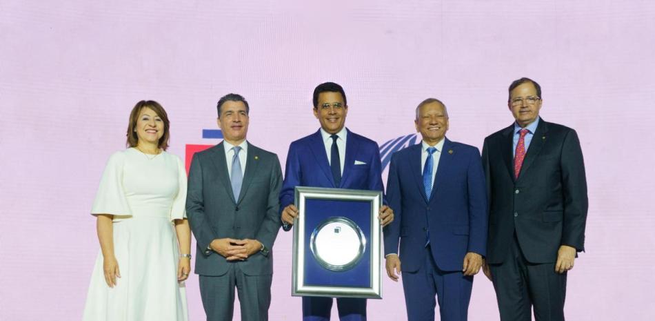 Collado recibe reconocimiento y destacan auge del turismo en el país