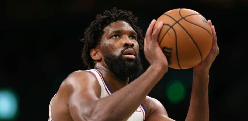 Joel Embiid busca anotar dos puntos para los Sixers en el partido en que vencieron a los Celtics.