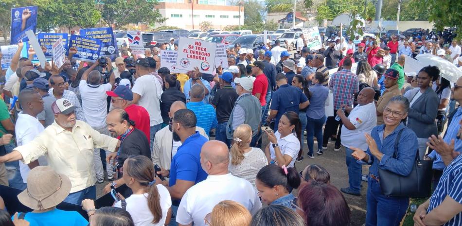 Protestan en Santiago en defensa de la cesantía laboral.