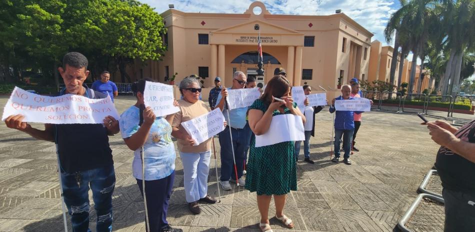Protestan frente al Palacio Nacional en demanda reapertura de centro para ciegos