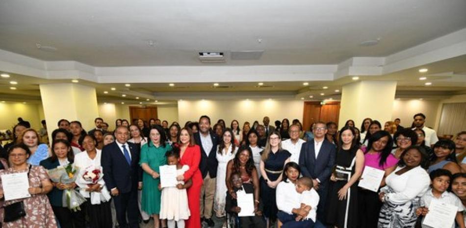 Mayra Jiménez dijo que al menos 42 de los graduandos firmaron para ser contratados como cuidadores profesionales por parte de Supérate para recibir una remuneración de RD$20,000 extra a los RD$6,000 que reciben los padres por cada niño con discapacidad.<br /><br />https://listindiario.com/la-republica/ciudad/20260429/superate-graduo-55-padres-madres-cuidado-apoyo-personas-discapacidad_903728.html