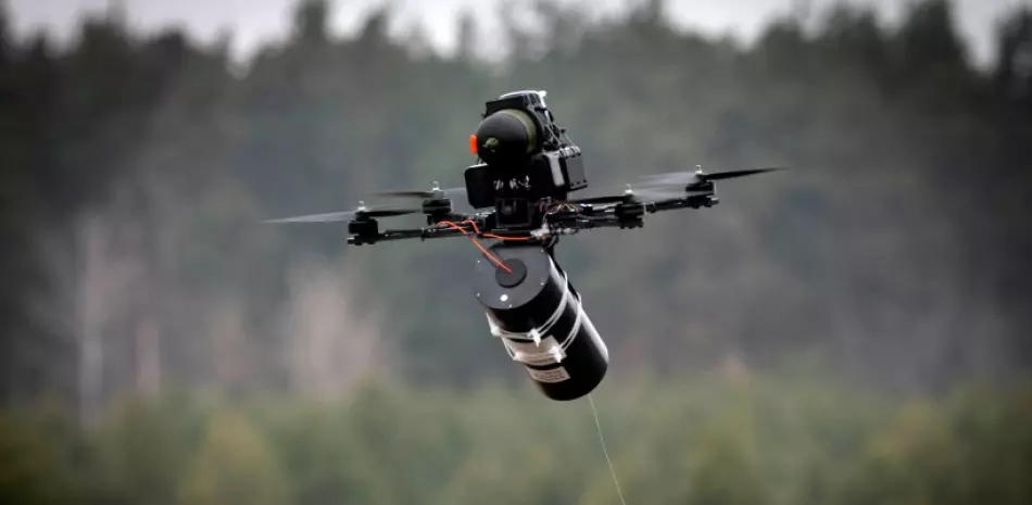 Un dron FPV de fibra óptica fabricado en Ucrania vuela en un mercado militar en un lugar no revelado de la región de Kiev, Ucrania, el 29 de enero de 2025.