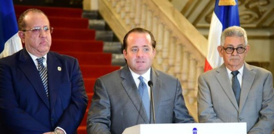 El Gobierno anunció una serie de nuevas medidas en búsqueda de "contener y eficientizar" el gasto público como forma de mitigar el impacto de la crisis producida por el conflicto bélico entre Irán y Estados Unidos.<br /><br />Dentro de las medidas adoptadas durante el Consejo de Gobierno, encabezado por el presidente Luis Abinader, se destaca la propuesta de reducir en 50% el presupuesto de los partidos políticos.<br /><br />https://listindiario.com/la-republica/20260430/gobierno-anuncia-nuevas-medidas-mitigar-crisis_903979.html