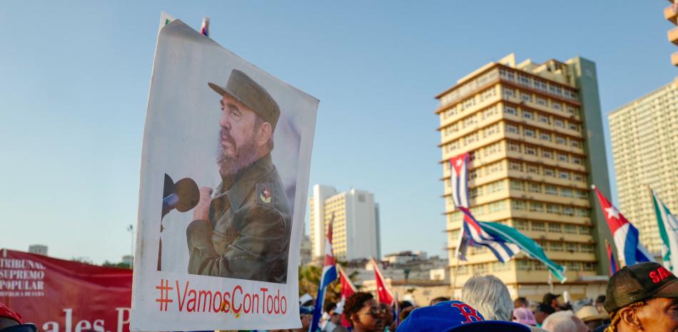 Un hombre sostiene un cartel de Fidel Castro durante una marcha por el Día Internacional de los Trabajadores, frente a la embajada de Estados Unidos en La Habana, el 1 de mayo de 2026
