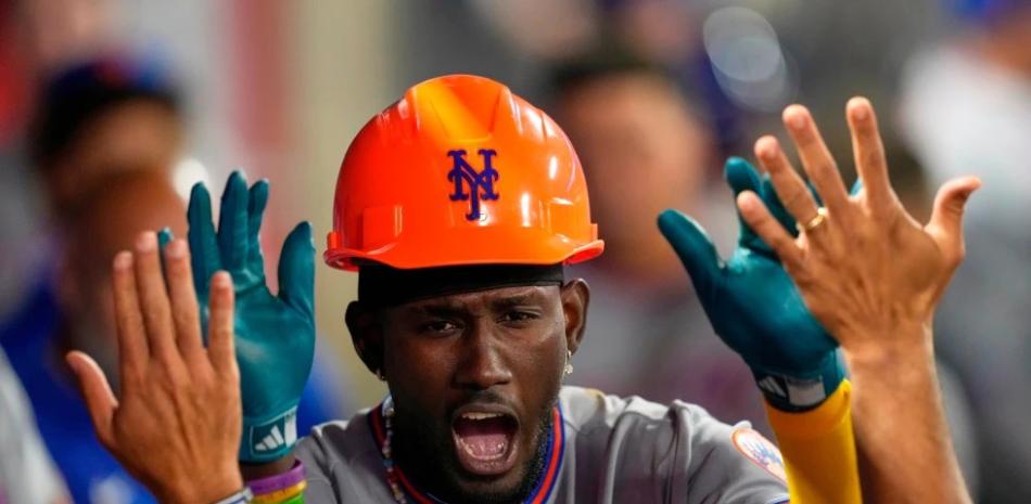 Ronny Mauricio celebra al llegar al dugout luego de conectar su cuadrangular que le dio ventaja a los Mets en el séptimo episodio.