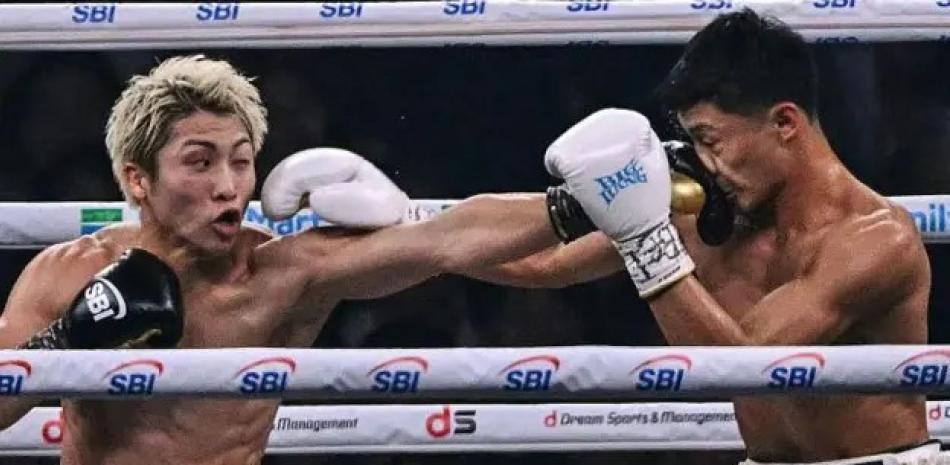 El campeón Naoya Inoue conecta su izquierda al rostro de Junto Nakatani durante el combate titular efectuado este sabado.