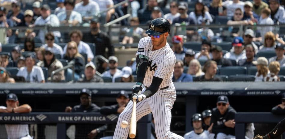 Cody Bellinger completa el swing con el que disparó uno de los dos jonrones que tuvo en la jornada de este sábado.