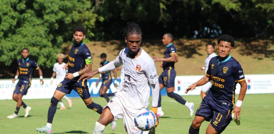 En la gráfica uno de los tantos momentos de acción en el choque que este sábado disputaron Cibao FC versus Pantoja