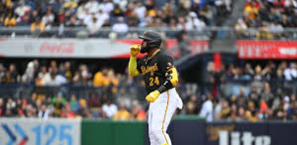 Marcell Ozuna saluda luego de producir una vuelta en la victoria de los Piratas.