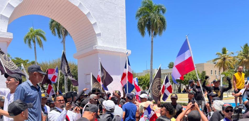 Personas concentradas en San Juan para marchar contra minera
