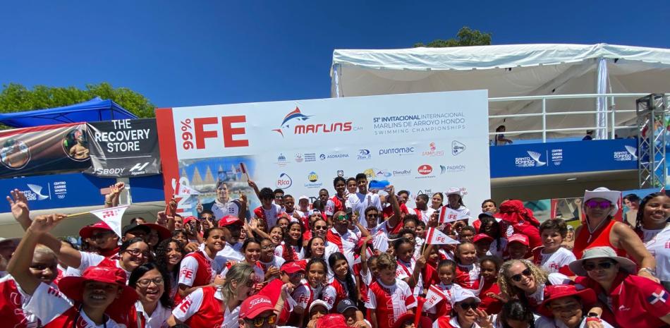 Integrantes del equipo de los Delfines de Naco que se coronó campeón en el invitacional de natación, evento organizado por el Club Arroyo Hondo.